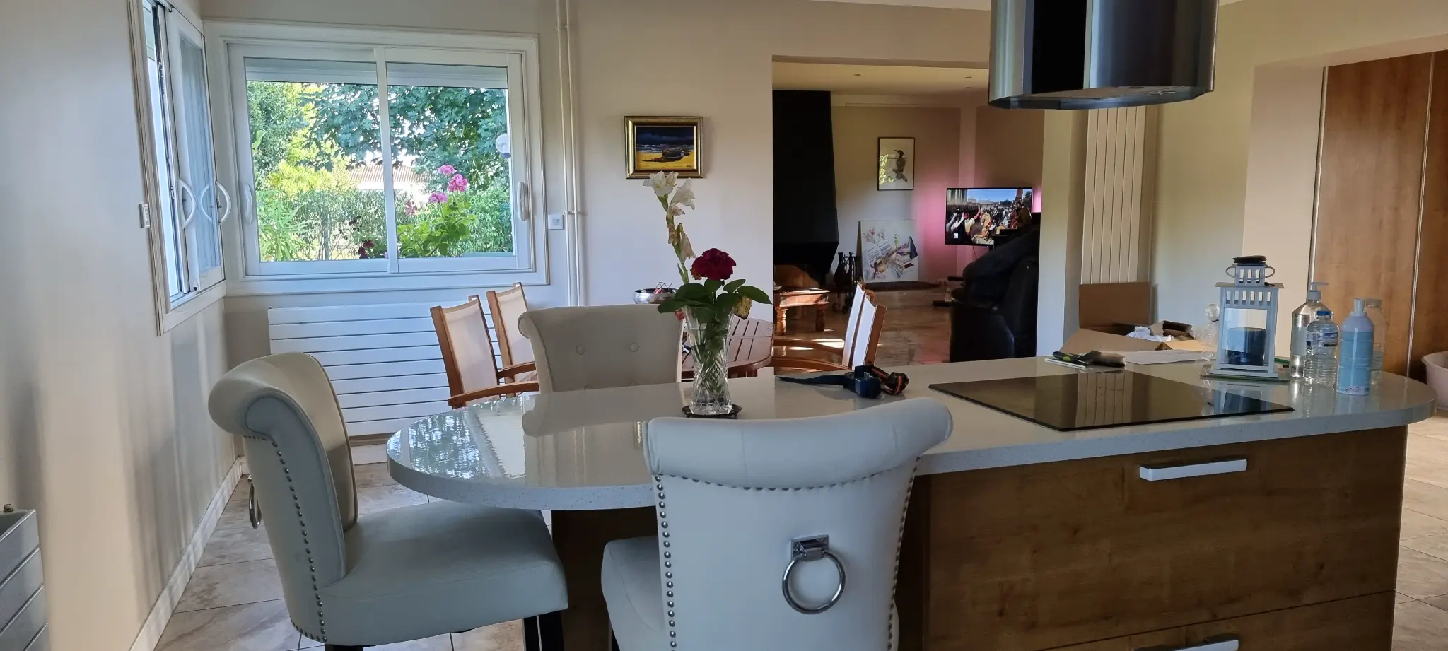 Salon et cuisine ouverte à Macau