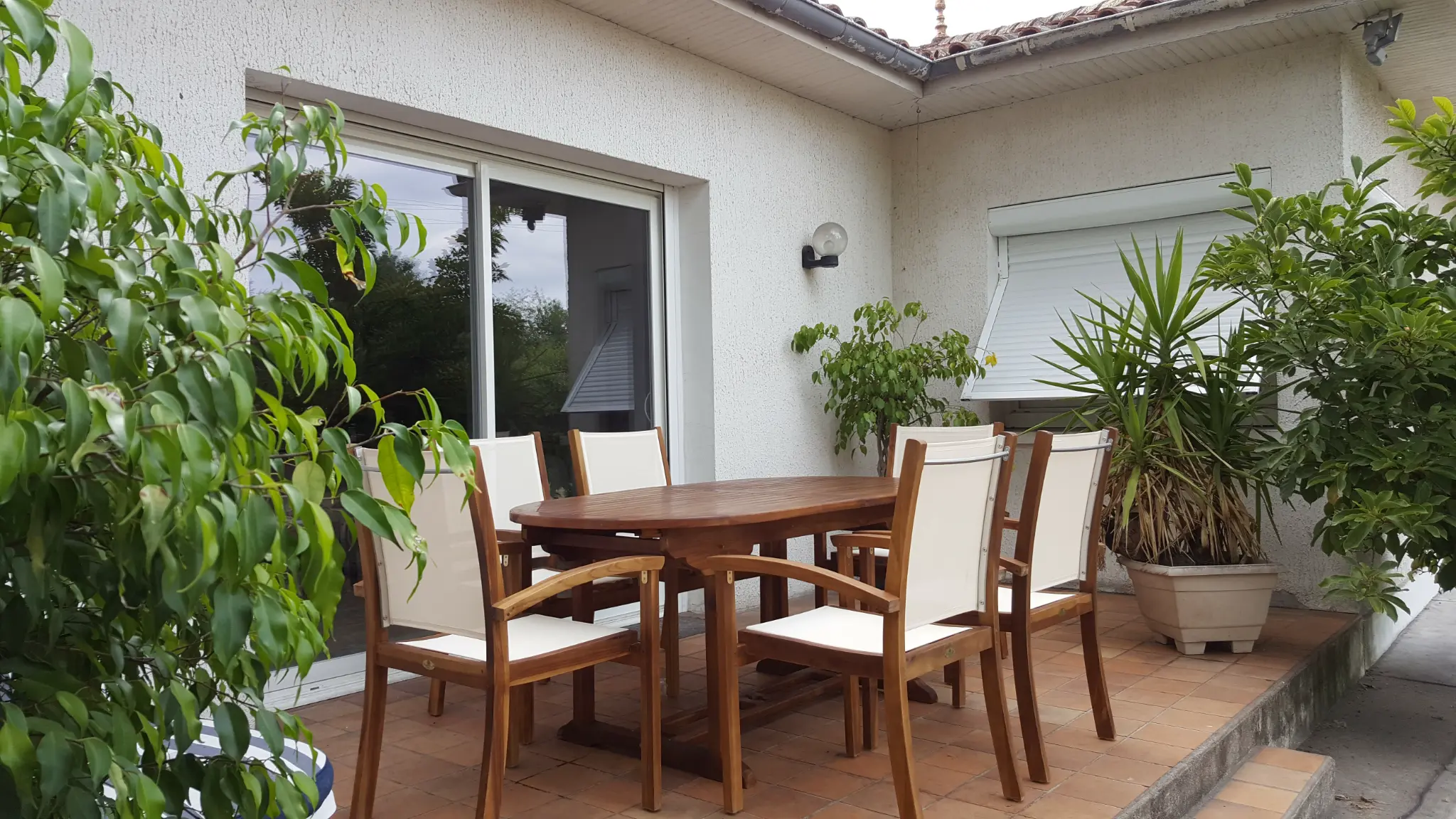 Terrasse avec salon de jardin à Macau